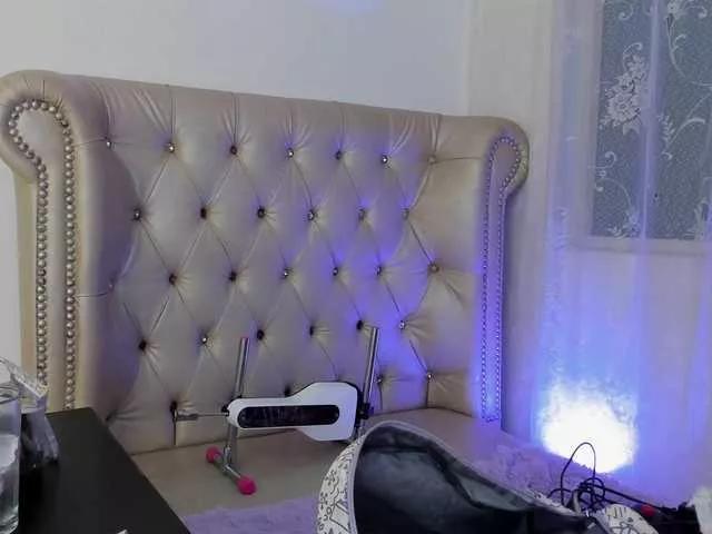 AlexaFoxy18 on BongaCams