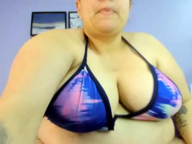 curvy-queen on BongaCams 