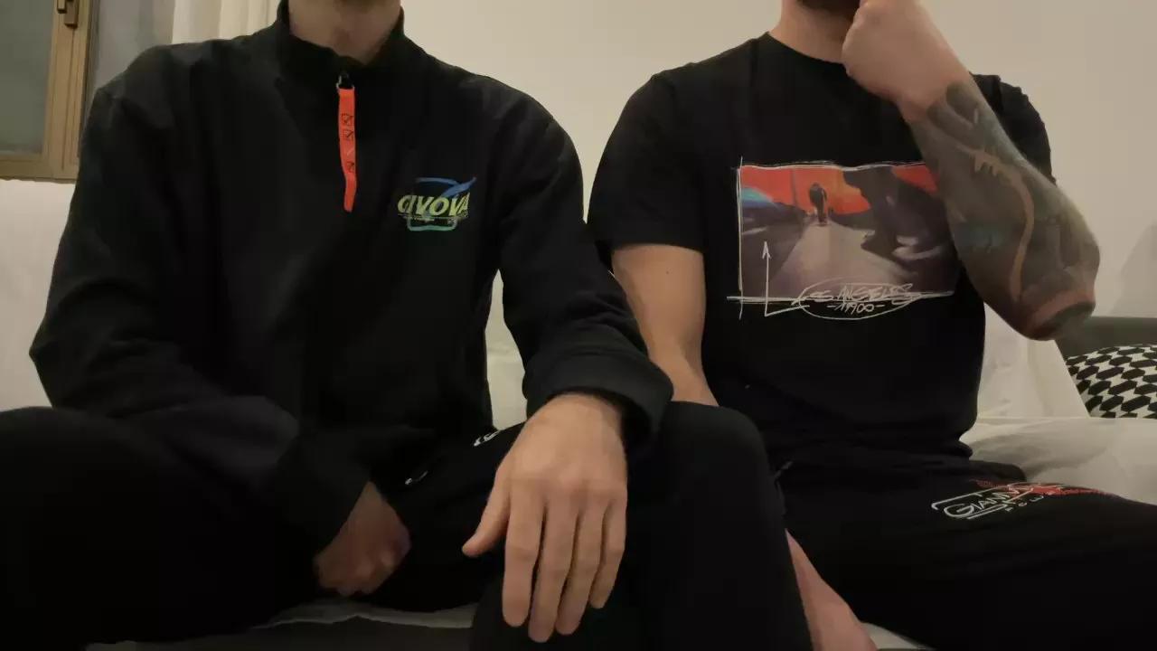 2bfriendz on Cam4 