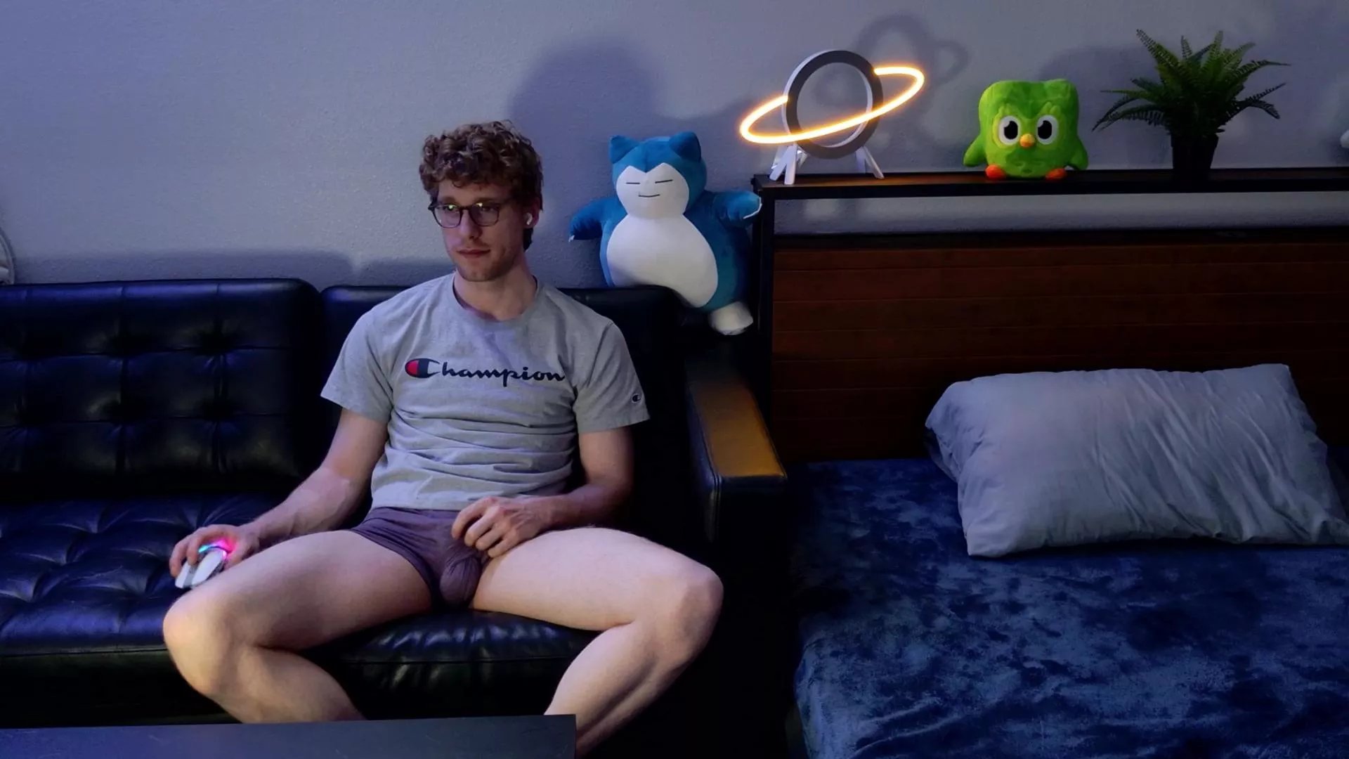 Offline BlueEyedTallGuy on Cam4