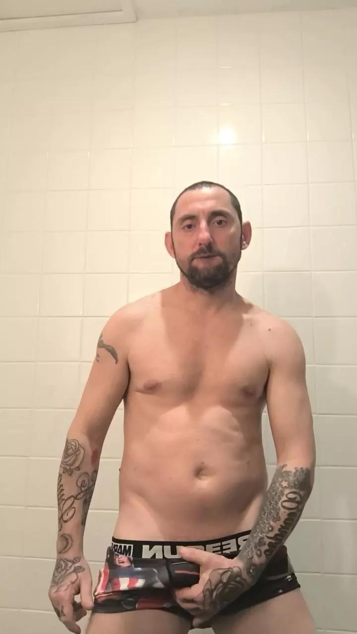 Couple84300 on Cam4 