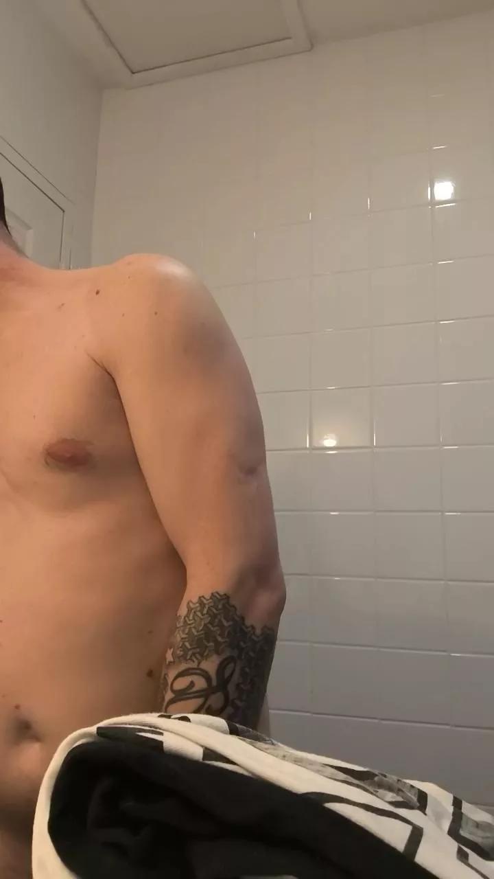 Couple84300 on Cam4 