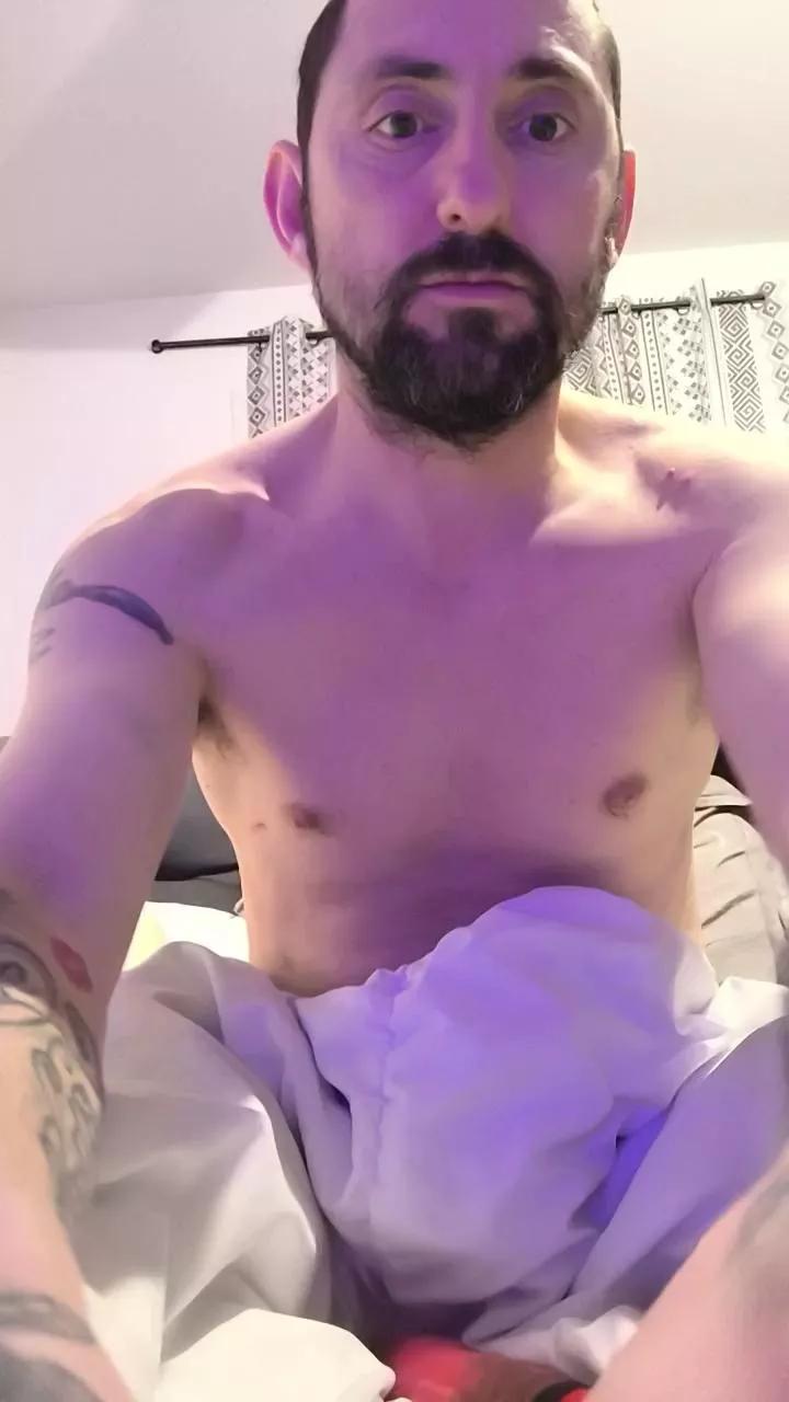 Couple84300 on Cam4 