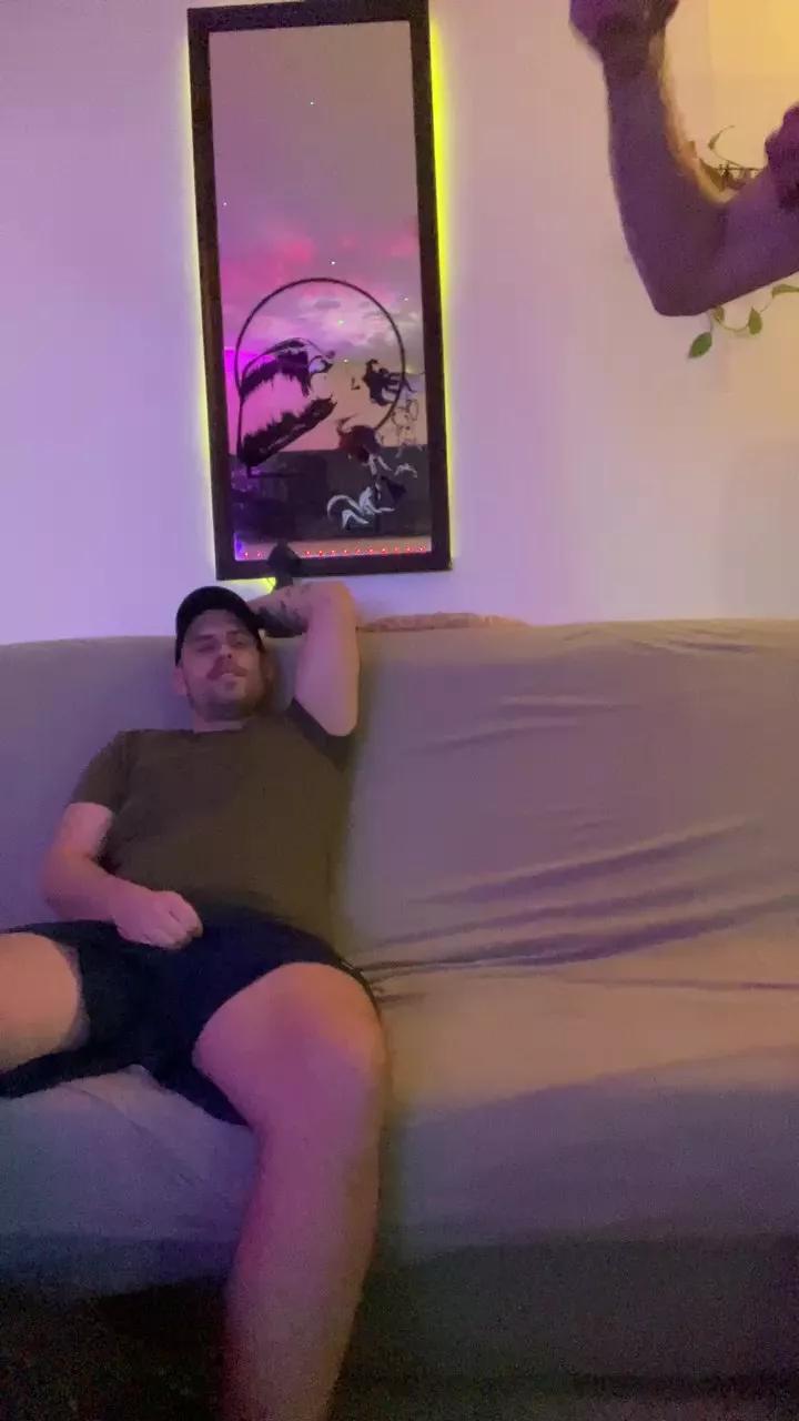 HairyGuy06 on Cam4 