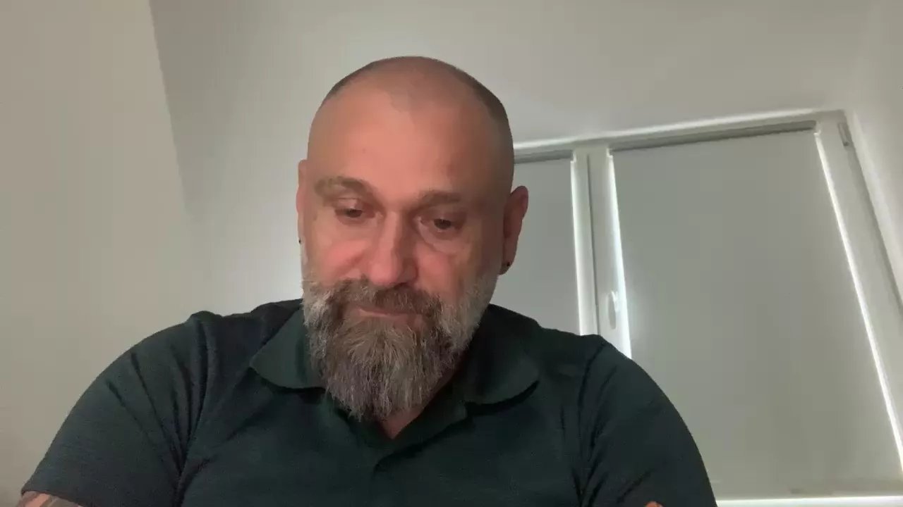 Offline jonny247 on Cam4