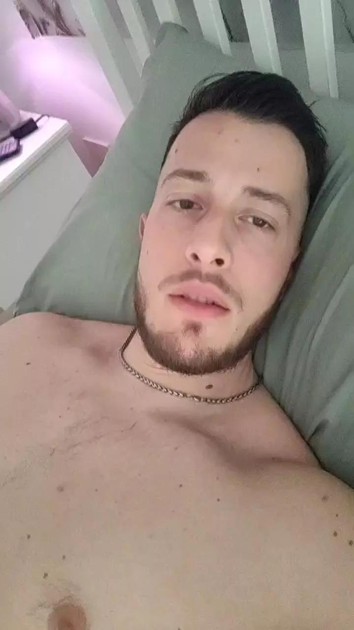 Musclexxl97 on Cam4 