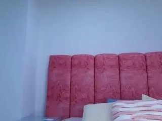 Freechat emmacurvy on CamSoda