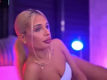 Freechat ivyrowa on Chaturbate