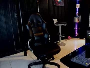 zhoestrong on Chaturbate