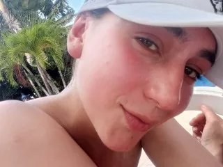 Offline Lucia2121 on Streamate