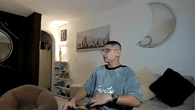 a_lejandro_0_8 on StripChat