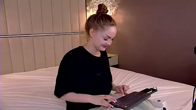 AlexaBright on StripChat