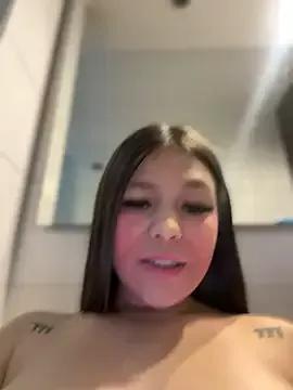 Alyshanon18 on StripChat