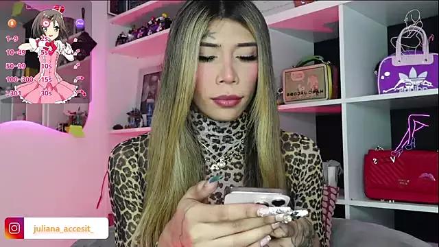 caroline_cossei on StripChat 