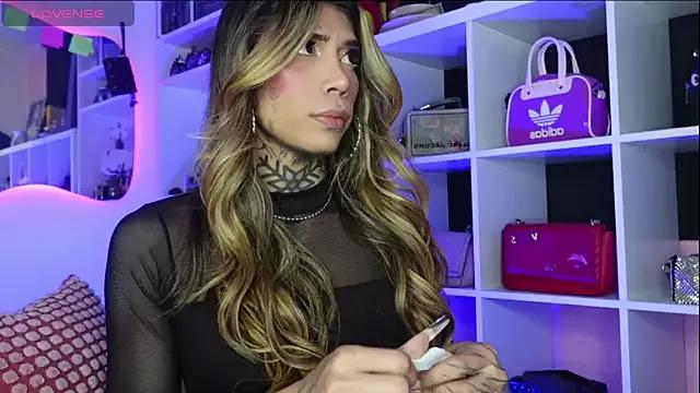 caroline_cossei on StripChat 