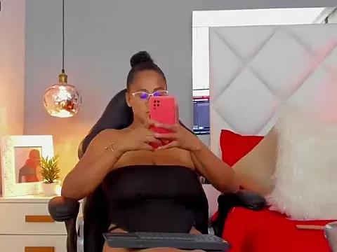 EmmaFerrary on StripChat