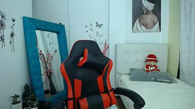 esmeraldaa230 on StripChat