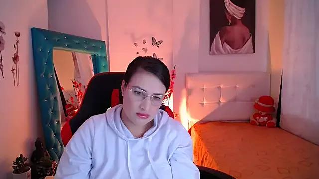 esmeraldaa230 on StripChat