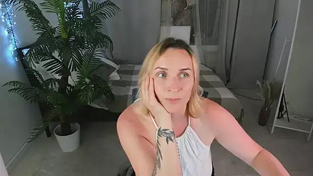 Karinella_x on StripChat