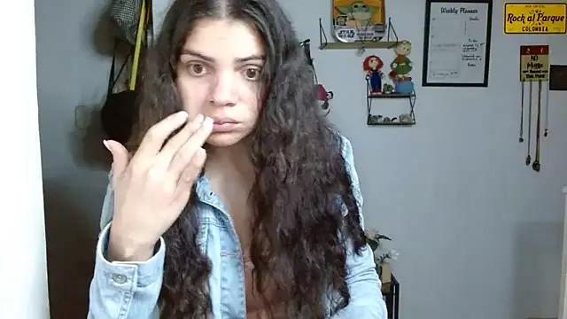 Freechat karoll8 on StripChat