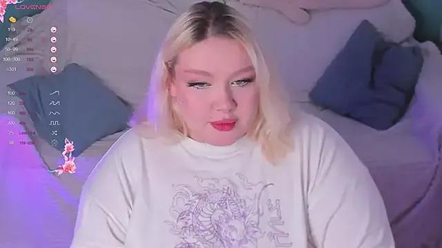 LilyBelll on StripChat 