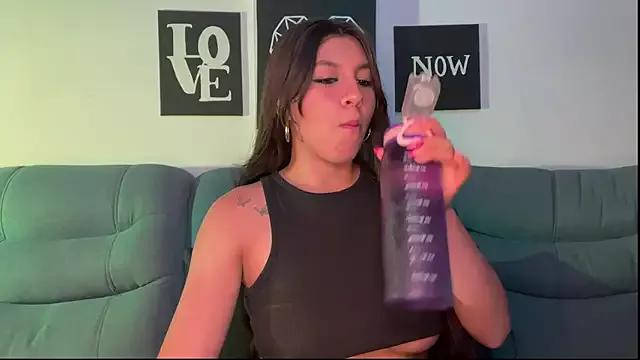 loolla_23 on StripChat 