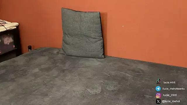 Freechat lucie_mehott on StripChat