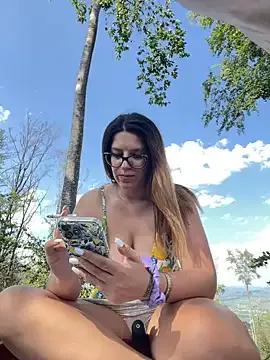 NadiraNoor on StripChat