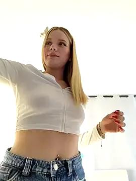 NicoleCut on StripChat