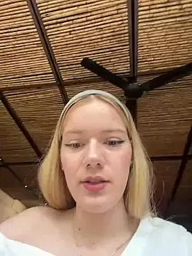 NicoleCut on StripChat