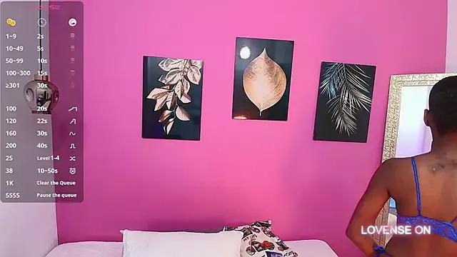 petitelittleebony on StripChat 