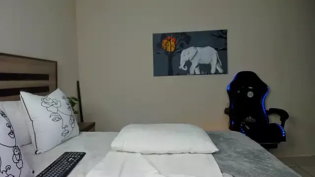 Renee-18 on StripChat
