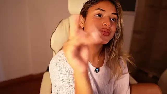 SaraParisi on StripChat