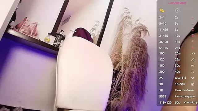 ViolettBrowns on StripChat 